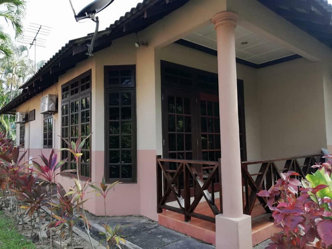 Six Villa Inn Dungun Exterior photo