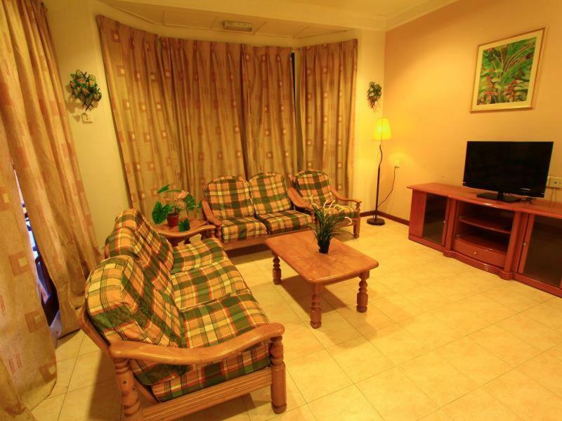 Six Villa Inn Dungun Exterior photo